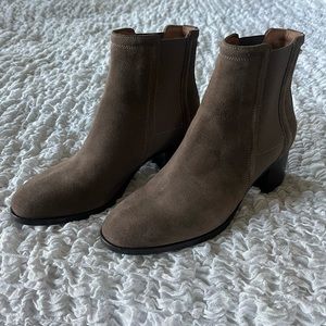 Aquatalia women’s heeled suede ankle boots size 8.5